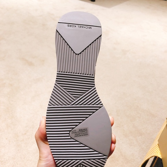 Michael Kors, Skyler Booties, Grey, SZ: 6.5M - Picture 3 of 3